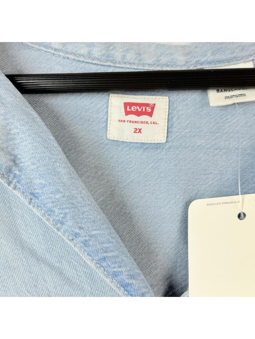 Levi's Women Short Sleeve Soft Demin Button Down 2X Standard Fit Light Wash NWT - Picture 3 of 9